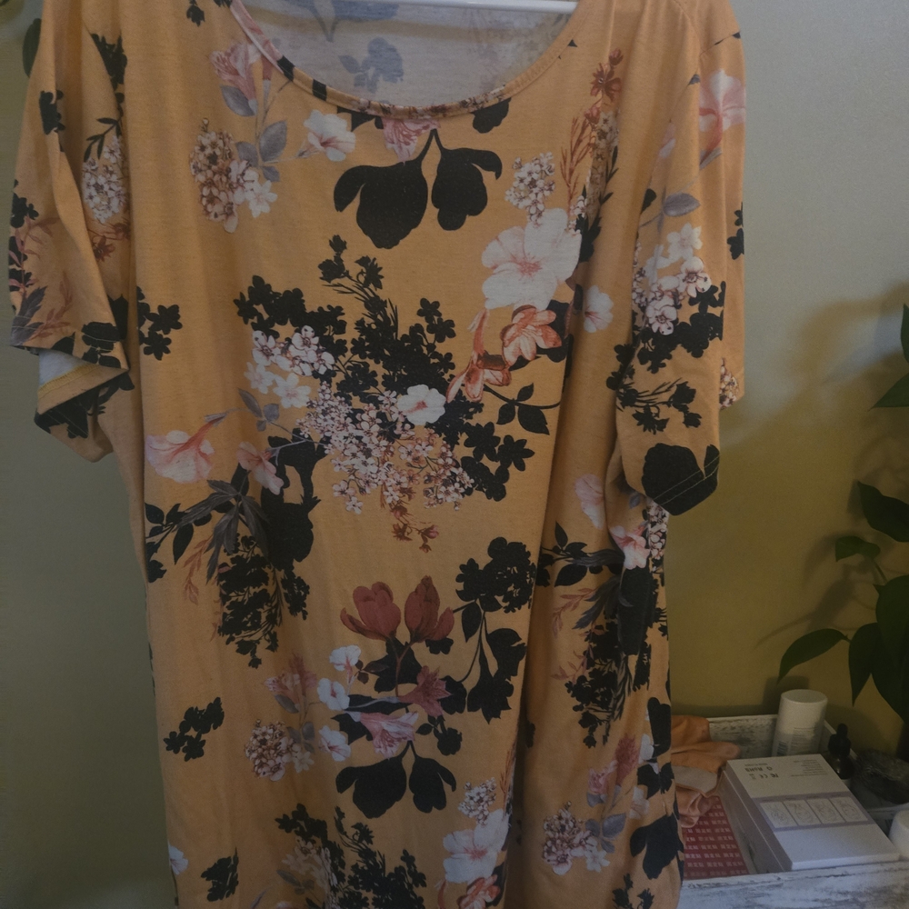 Amazon Essentials Women's Floral Short Sleeve Tee - Black and Orange